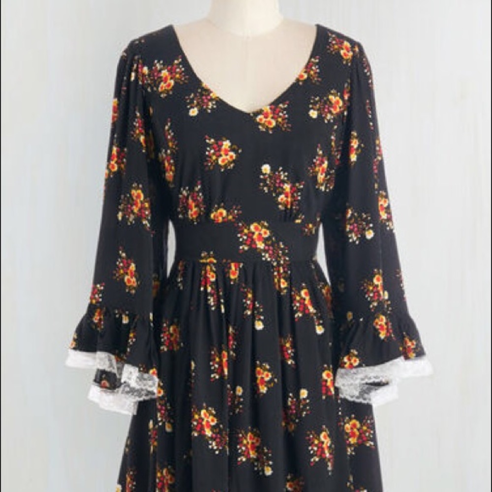NWOT MOD CLOTH BELL SLEEVE DRESS